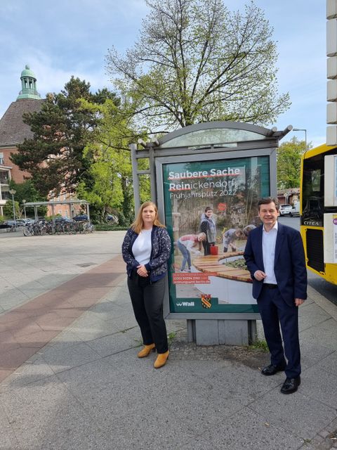 Bildvergrößerung: Bezirksbürgermeister Uwe Brockhausen (SPD) und Harriet Vahldieck, Regionalmanagerin Wall GmbH vor dem Plakat vom Frühjahrsputz am Rathaus Reinickendorf