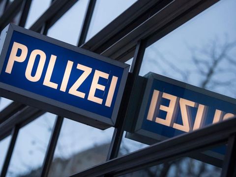 Schriftzug Polizei über dem Eingang einer Polizei-Dienststelle 