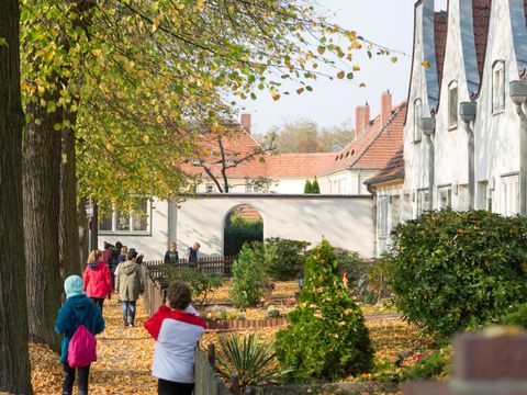 Kindergruppe im Garten