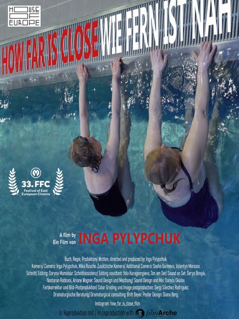 Bildvergrößerung: Filmplakat zum Film "How far is close" bzw. "Wie fern ist nah" von Inga Pylypchuk; abgebildet sind zwei Frauen am Beckenrand eines Schwimmbeckens.