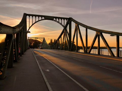 Bildvergrößerung: Die Glienicker Brücke im Sonnenuntergang (September 2020)