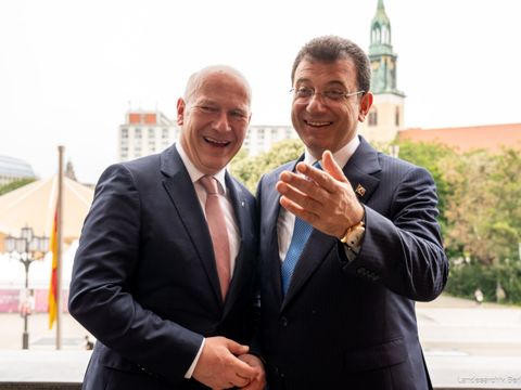 Bürgermeister von Istanbul İmamoğlu ist zu Besuch in Berlin und trägt sich ins Goldene Buch ein