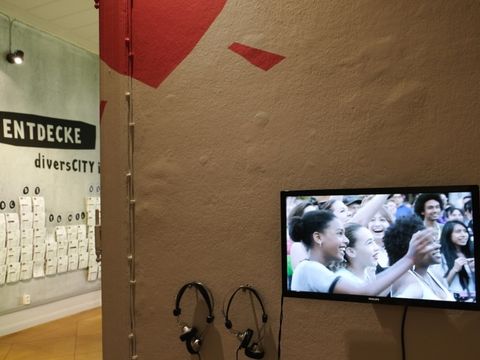 Bildvergrößerung: Blick in die Ausstellung diversCITY, mit Filmstill aus »Love has no labels«