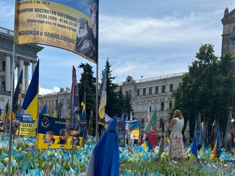 Tausende von Flaggen wurden für im Kampf gefallene Ukrainerinnen und Ukrakiner auf dem Maidan-Platz aufgestellt