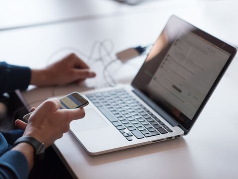 Laptop und Handy in Benutzung