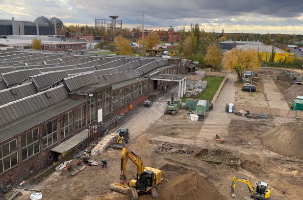 Baustellenfahrzeuge auf Baustelle