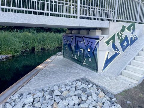 Bildvergrößerung: Brücke Pölnitzwiesen: Typisch Berlin: Graffiti am Widerlager 