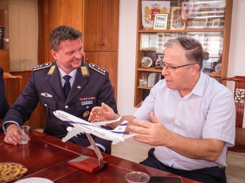 Hauptmann Jeglinski im Gespräch mit Bürgermeister Dukorski