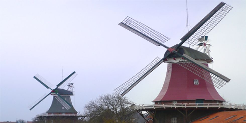 buehne_2 Windmühlen unterschiedlicher Farbe, eine im Vordergrund und eine im Hintergrund