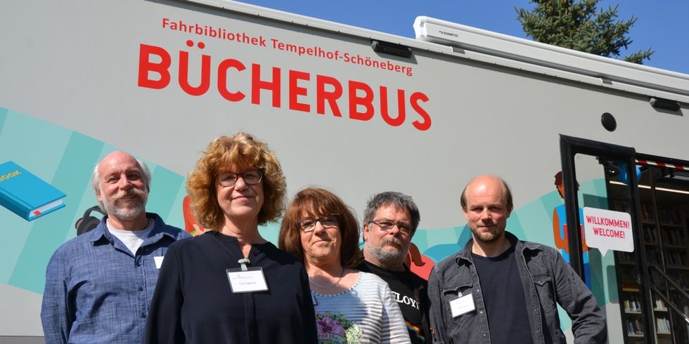 Das Team der Fahrbibliothek vor dem neuen Bücherbus