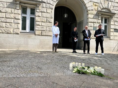 Bezirksstadtrat Christoph Keller hält ein Grußwort nach der Setzung der Stolpersteine.