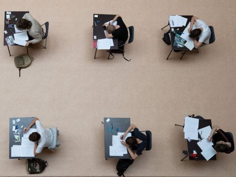 Studentinnen und Studenten bei eine Prüfung