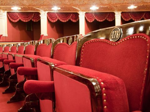 Rote gepolsterte Sitze in einem alten Theater