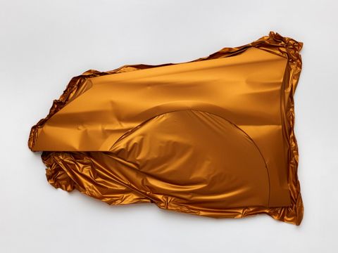 Bildvergrößerung: Ein abmontiertes Teil eines Autos, das mit Wrapping-Folie beklebt ist.