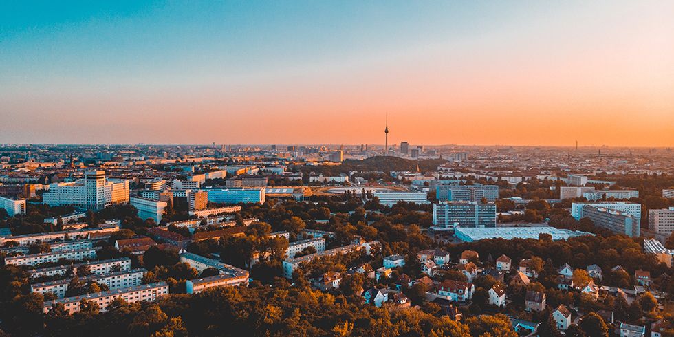 Skyline von Berlin im Weitwinkel bei Sonnenuntergang.