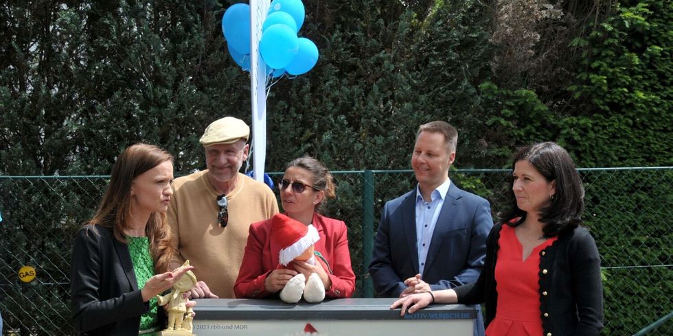 Vorstellung der Stromkästen im Sandmännchen-Design am Ullrichplatz in Mahlsdorf - Claudia Rathfux, Michael Wiedemann, Nadja Zivkovic, Stefan Bley und Katharina Günther-Wünsch