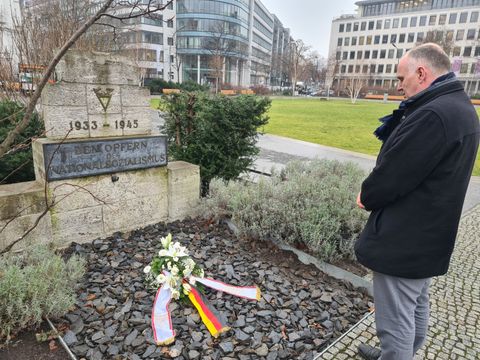 Gedenken an die Opfer des Holocaust - Stadtrat Detelef Wagner auf dem Steinplatz