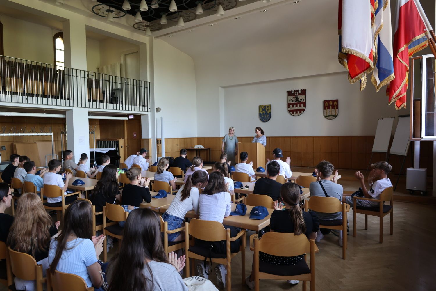 7. September 2023: Meike Zorn, Schulleiterin der Gail-S.-Halvorsen-Schule, spricht ein Grußwort im Alten BVV-Saal des Rathauses Steglitz; links daneben stellv. Bezirksbürgermeisterin Richter-Kotowski