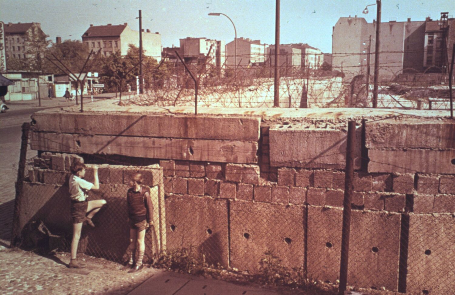 Kinder in West-Berlin an der Grenzmauer der Boyenstraße zwischen Mitte und Wedding, ca. 1962