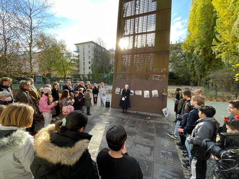 Gedenken an die Reichspogromnacht am 9. November 1938: Am Mahnmal Levetzowstraße erinnerten Bezirksbürgermeisterin Stefanie Remlinger und Schüler*innen des Französischen Gymnasiums heute an die Opfer des Nationalsozialismus.