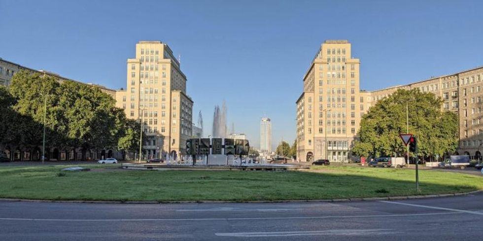 Mittelinsel mit Wasserbrunnen Strausberger Platz