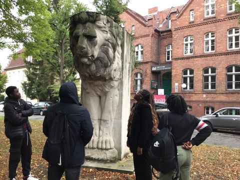 Bildvergrößerung: Schülerinnen und Schüler des Thomas-Mann-Gymnasiums vor den „Interventionen“