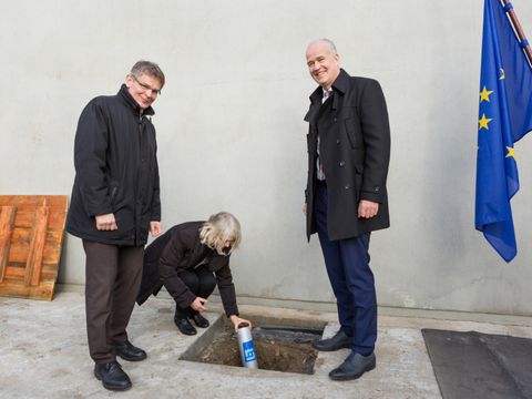 Bildvergrößerung: Polizeipräsident Klaus Kandt, Finanzstaatssekretärin Dr. Margaretha Sudhof und Sven Lemiss, Geschäftsführer der BIM Berliner Immobilienmanagement GmbH, bei der Grundsteinlegung für den Neubau der Landespolizeischule am 03.12.2015