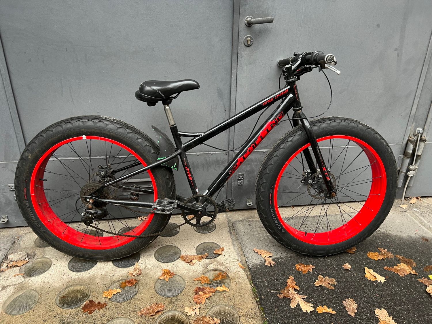 Schwarz-rotes Herrenfahrrad