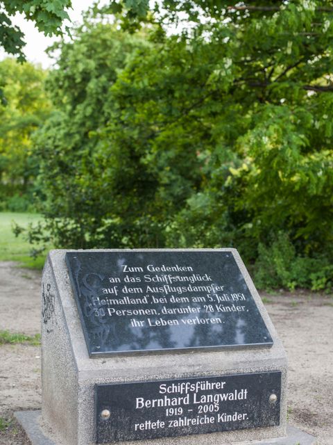 Bildvergrößerung: Gedenktafel - Schiffsunglück Treptow, 5. Juli 1951