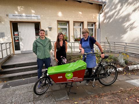 Bildvergrößerung: Übergabe an die Stadtbibliothek Frohnau. Von links: Andreas Becker (Klimaleitstelle Bezirksamt Reinickendorf), Annette Schönsee (Stadtteilbibliothek Frohnau), Henriette Louis (fLotte Berlin)