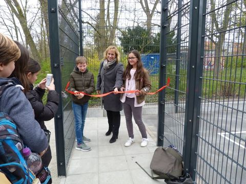 Bildvergrößerung: Bezirksstadträtin Katrin Schultze-Berndt (CDU) eröffnet mit Kindern der Peter-Witte-Grundschule den neuen Bolzplatz. 