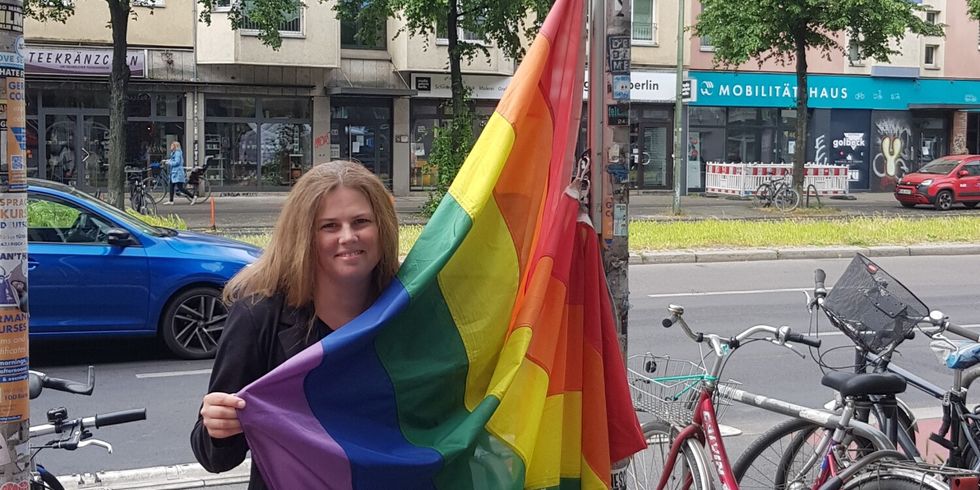 Bezirksbuergermeisterin Clara-herrmann mit der Regenbogenflagge