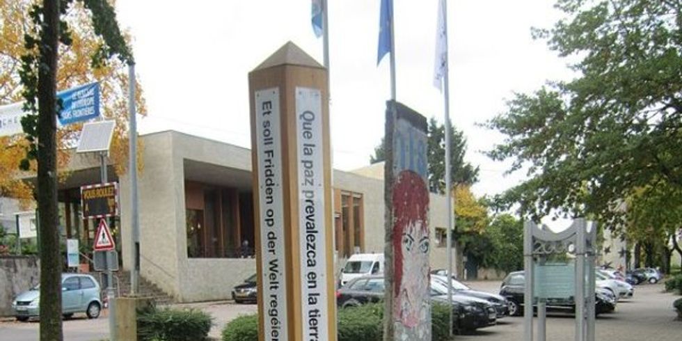 Friedenssäule, Segment der Berliner Mauer und Europadenkmal vor dem Europäischen Dokumentationszentrum in Schengen