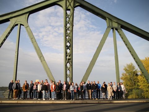 Bildvergrößerung: Gruppenfoto der Teilnehmenden des Treffens auf der Glienicker Brücke