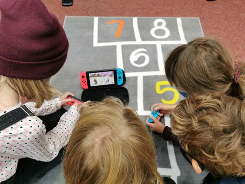 Kinder spielen in Buch