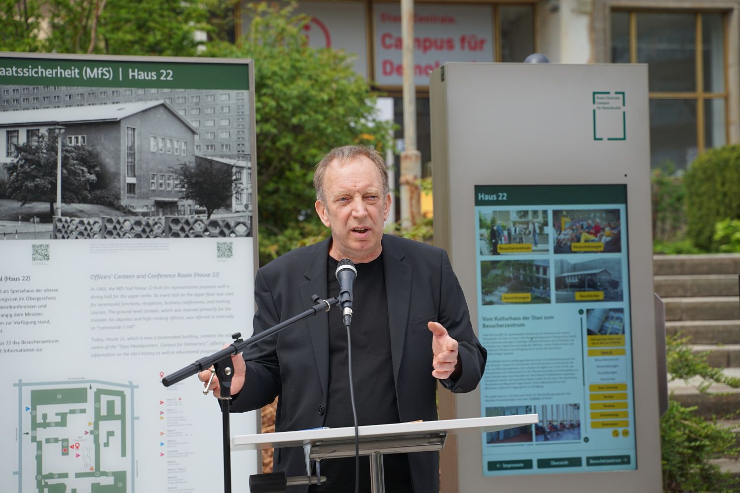 Berlins Aufarbeitungsbeauftragter Tom Sello bei der feierlichen Übergabe des neuen Informations- und Leitsystems auf dem Campus für Demokratie