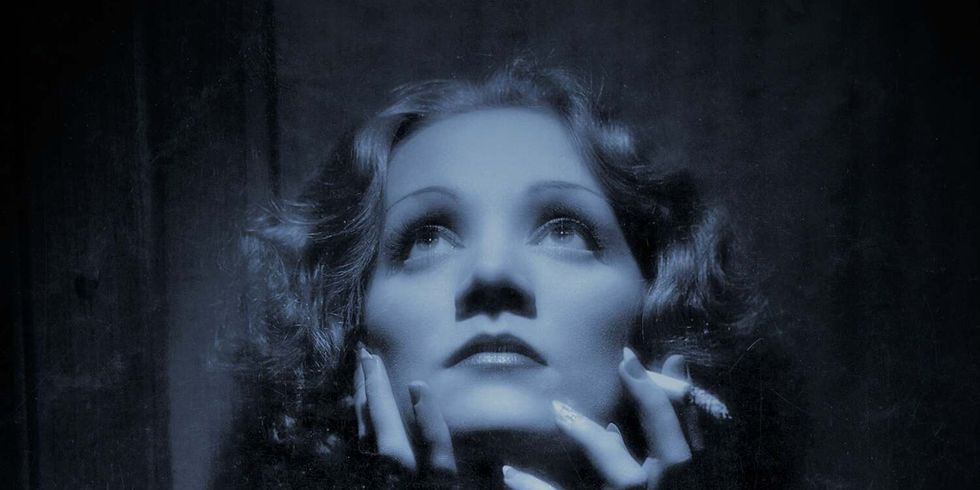 Die Abbildung in Blau / schwarz zeigt eine berühmte Photographie der jungen Marlene Dietrich