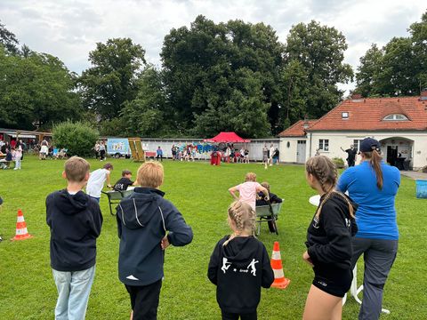 Bildvergrößerung: Lotsenfest im Südpark Spandau - Kinder beim Schubkarrenrennen