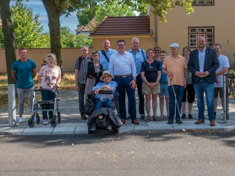 Bildvergrößerung: Bezirksbürgermeister Frank Bewig und Bezirksstadtrat Thorsten Schatz mit verschiedenen Interessenvertretern an der Doppelquerung