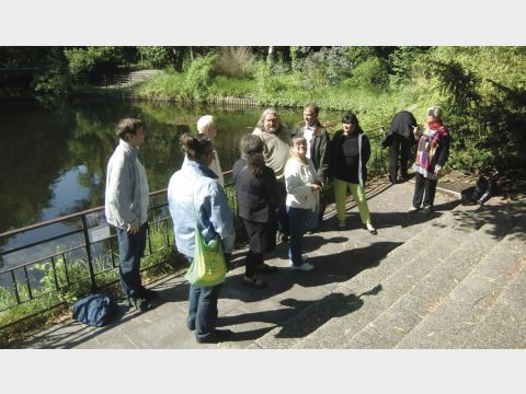 Am 7. Dezember 2012 wurde die Anwohnerinitiative Ernst-Thälmann-Park gegründet. Sie setzt sich für den Erhalt des denkmalgeschützten Areals, die Belange der Mieter:innen und die Instandhaltung der Grünanlage ein.