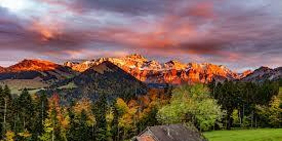 Blick in das Appenzeller Land mit Haus auf der Wiese und Blick auf Wald und Gebirge