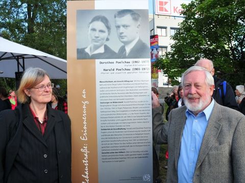 Enthüllung der Gedenkstele für Dorothee und Harald Poelchau - Stele mit Tochter und Sohn der Familie Poelchau