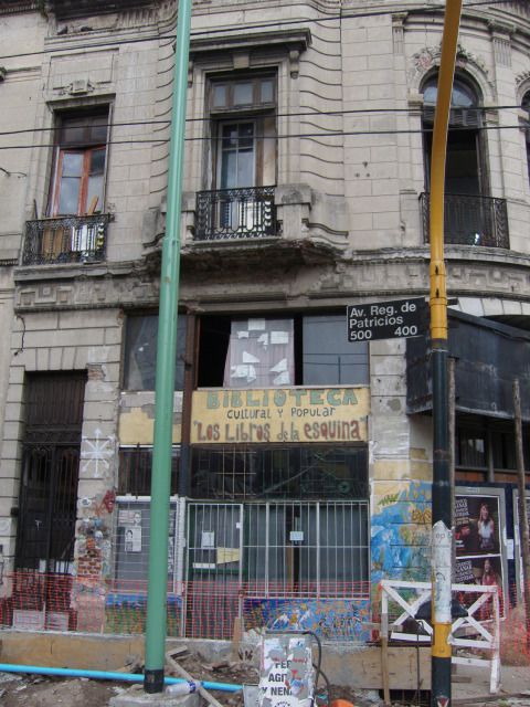 Biblioteca "Los libros de la esquina" / Buenos Aires