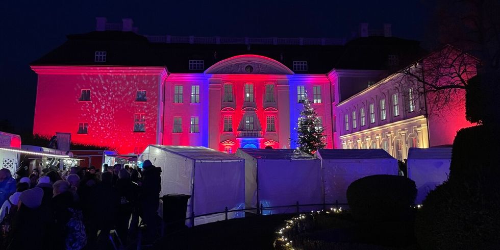 illuminierte Schlossansicht auf dem Köpenicker Weihnachtsmarkt