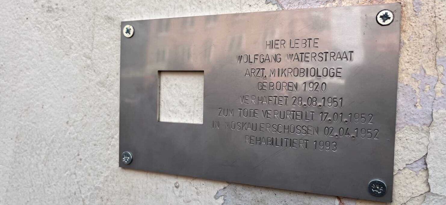 Gedenktafel für Wolfgang Waterstraat an seinem einstigen Wohnhaus.