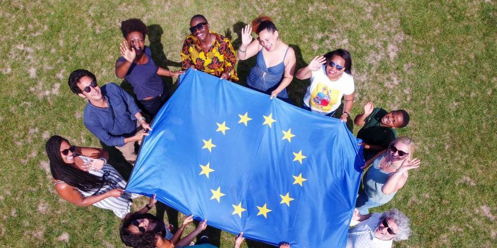 Junge Leute versammeln sich um die EU-Flagge