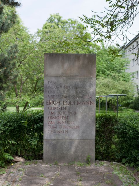 Bildvergrößerung: Sandsteinstele Erich Lodemann