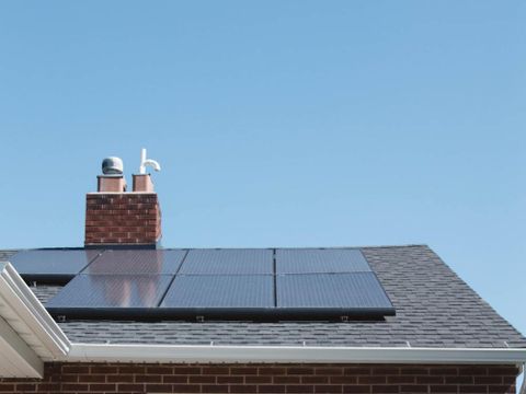 Solarpanele auf dem Dach eines Einfamilienhauses