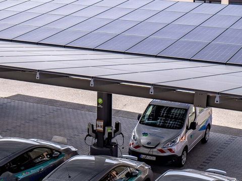 Carport mit Solaranlage