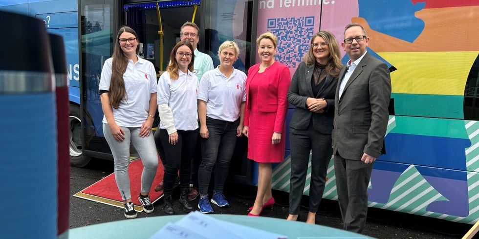 Vor dem Karrierebus des Landes Berlin auf dem Ausbildungstag SüdOst 2024 - v.r.n.l.: Oliver Igel, Bezirksbürgermeister; Christina Henke, Staatssekretärin für Bildung; Franziska Giffey, Senatorin für Wirtschaft, Energie und Betriebe; Mitarbeiterinnen des Bezirksamtes Treptow-Köpenick; hinten: Sven Schmohl, Leiter der Wirtschaftsförderung Treptow-Köpenick